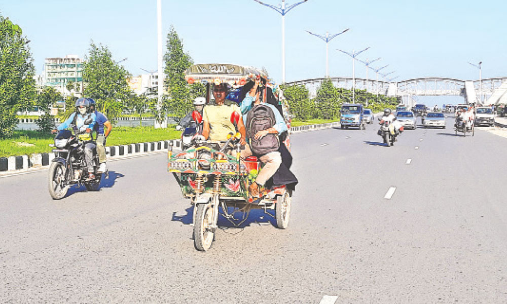 অবলীলায় চলছে ব্যাটারিচালিত অটোরিকশা