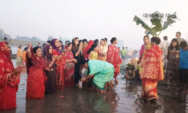 পুনর্ভবার তীরে সূর্যকে প্রণাম, শেষ হলো ছট পূজা