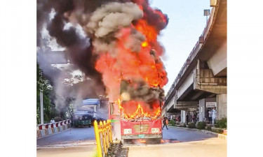 কুড়িলে বিআরটিসির বাসে আগুন