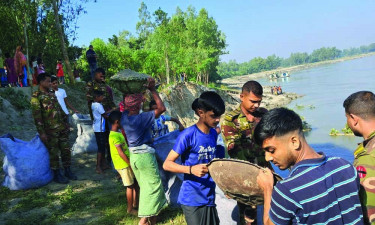 শুষ্ক মৌসুমেই যমুনার তীর রক্ষা বাঁধে ধস