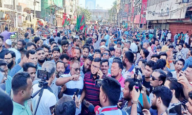 আওয়ামী লীগ কার্যালয়ের সামনে বিএনপি নেতাকর্মীদের অবস্থান