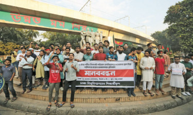 ‘বিতর্কিত’ উপদেষ্টা নিয়োগ প্রত্যাহারের দাবিতে বিক্ষোভ