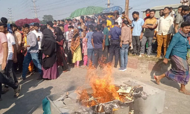 সাভারে বকেয়া বেতনের দাবিতে সড়ক অবরোধ