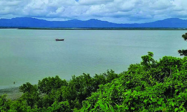 রাখাইনে মুহুর্মুহু বিস্ফোরণে কাঁপছে টেকনাফ