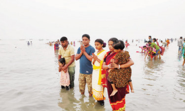 কুয়াকাটায় পুণ্যস্নান শেষে রাসমেলা