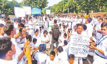 ভর্তি পরীক্ষার দাবিতে শিক্ষার্থীদের বিক্ষোভ