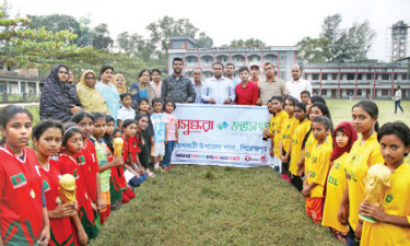 স্বরূপকাঠিতে কিশোরীদের নিয়ে প্রীতি ফুটবল ম্যাচ অনুষ্ঠিত