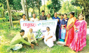 আগৈলঝাড়ায় বসুন্ধরা শুভসংঘের উদ্যোগে গাছের চারা রোপণ