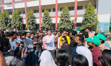 ‘পাঠ্যপুস্তকে আবু সাঈদ-মুগ্ধর সঙ্গে ওয়াসিম আকরামের নাম না রাখা বৈষম্যমূলক’