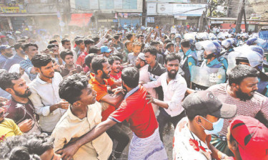 ঢাকায় ব্যাটারি রিকশা চালকদের বিক্ষোভ পুলিশের সঙ্গে সংঘর্ষ