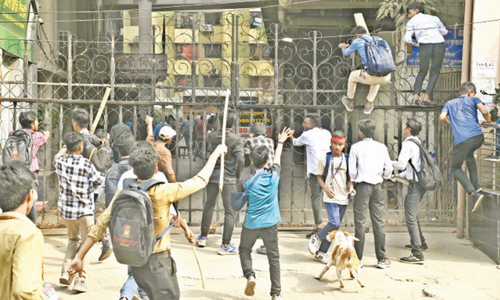 ন্যাশনাল মেডিক্যাল, সোহরাওয়ার্দী ও নজরুল কলেজে ব্যাপক ভাঙচুর