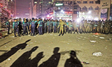 প্রথম আলো কার্যালয়ের সামনে বিক্ষোভ সংঘর্ষ