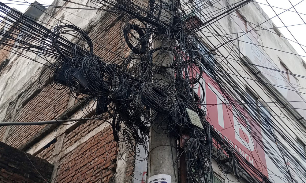 নগরজুড়ে ডিশ-ইন্টারনেট তারের জঞ্জাল, দুর্ঘটনার শঙ্কা