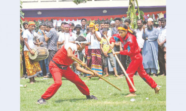 খটখট শব্দে লাঠিখেলা