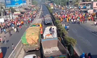 বকেয়া বেতনের দাবিতে কালিয়াকৈরে শ্রমিকদের মহাসড়ক অবরোধ