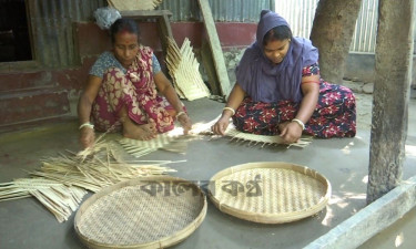 প্লাস্টিকের ভিড়ে হারিয়ে যাচ্ছে বাঁশের তৈরি পণ্য