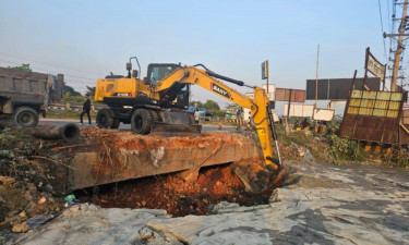 প্রভাবশালীর হাত থেকে খাল রক্ষা করল উপজেলা প্রশাসন