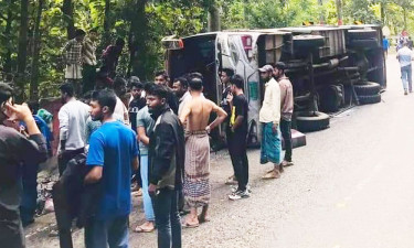 রাঙামাটিতে পুণ্যার্থীবাহী বাস উল্টে আহত অন্তত ২০