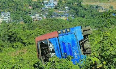 সিলেটে নিয়ন্ত্রণ হারিয়ে পর্যটকবাহী বাস খাদে