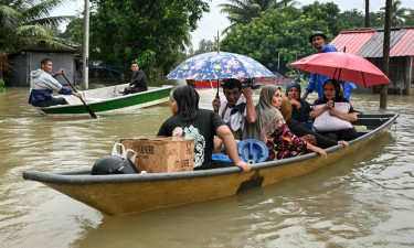 মালয়েশিয়ায় বন্যায় বাস্তুচ্যুত সোয়া এক লাখ মানুষ, নিহত ৩