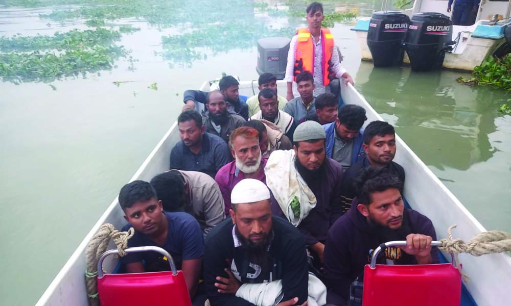 মেঘনায় অবৈধভাবে বালু উত্তোলনের সময় ৮ ড্রেজার জব্দ, আটক ১৬