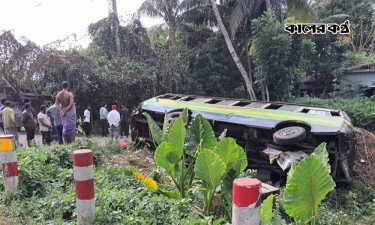 দাঁড়ানো বাসে চলন্ত বাসের ধাক্কায় নিহত ২, আহত ১০