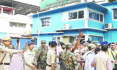 আগরতলা মিশনে হামলা, পতাকায় আগুন