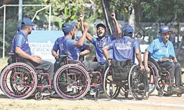 হুইলচেয়ারের কষ্টে নাজমুল-সালমাও