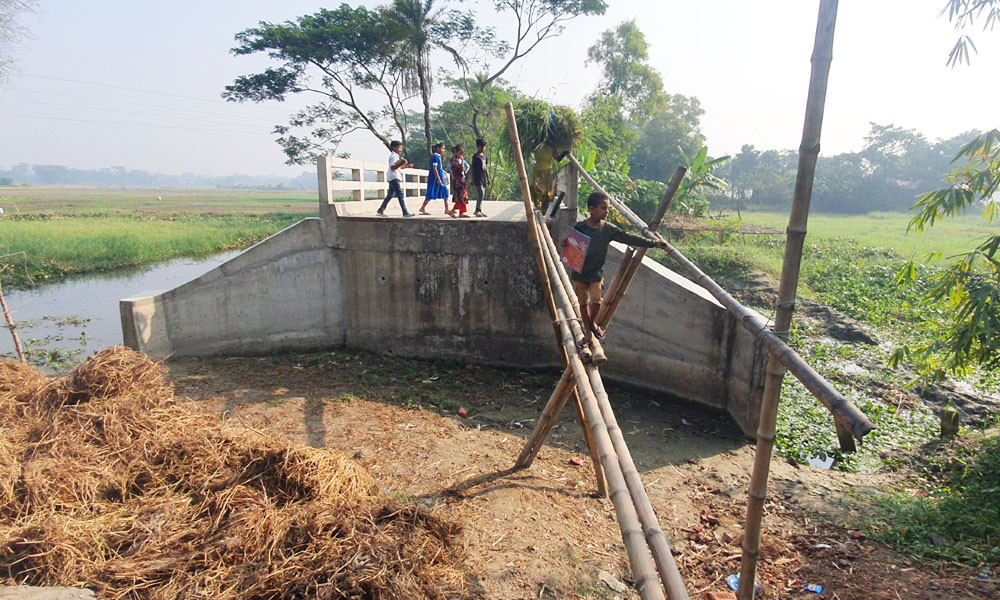 ‘ব্রিজের সংযোগ না থাকায় লাশ নিই কলার ভেলায়’