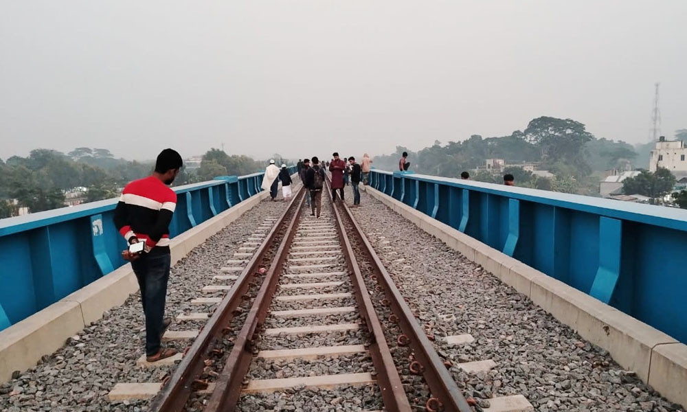 ট্রেনের ধাক্কায় কিশোরীর মৃত্যু, হাত-পা বিচ্ছিন্ন শিশুর