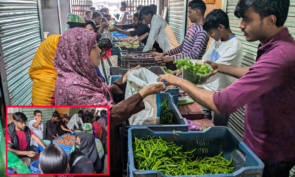 ১০০ টাকায় ব্যাগভর্তি সবজি কিনতে মানুষের ভিড়