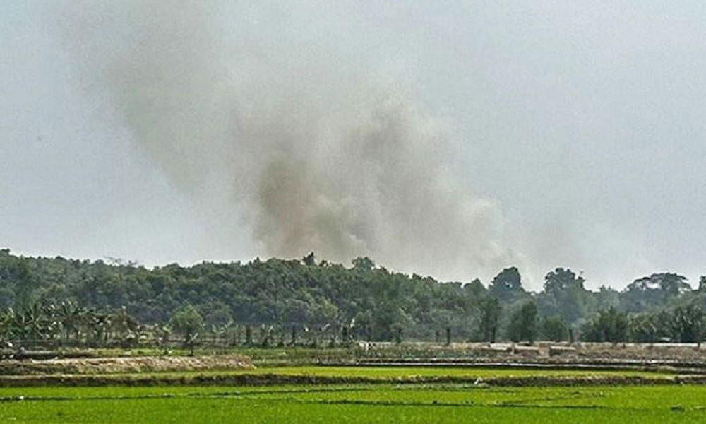 রাখাইনে বিমান থেকে পড়ছে বোমা, কেপে ওঠছে টেকনাফের বাড়ি-ঘর