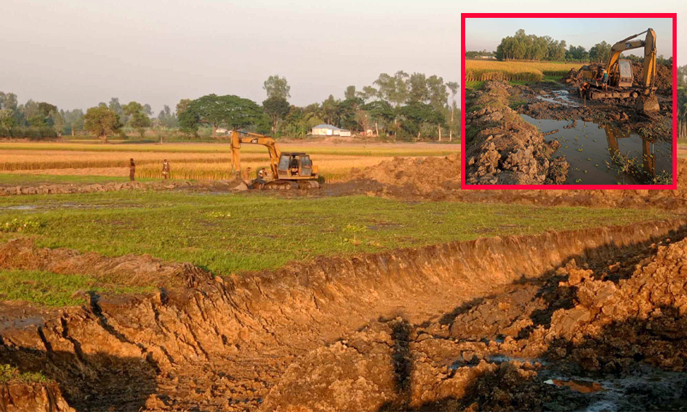 তাড়াশে উর্বর জমিতে অবাধে পুকুর খনন