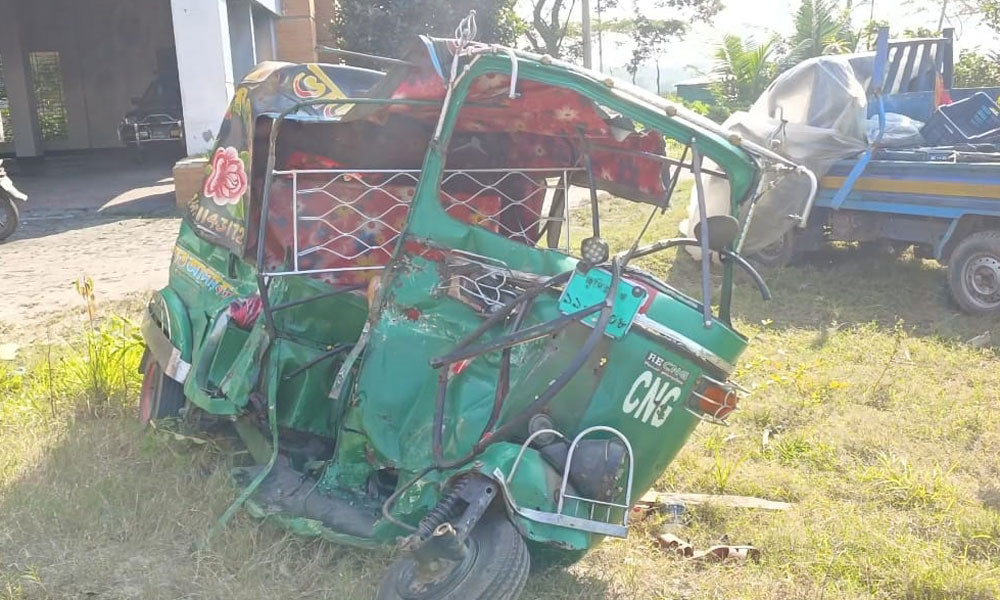 দাউদকান্দিতে বাসের সঙ্গে ট্রাক্টর-অটোরিকশার সংঘর্ষ, নিহত ৩