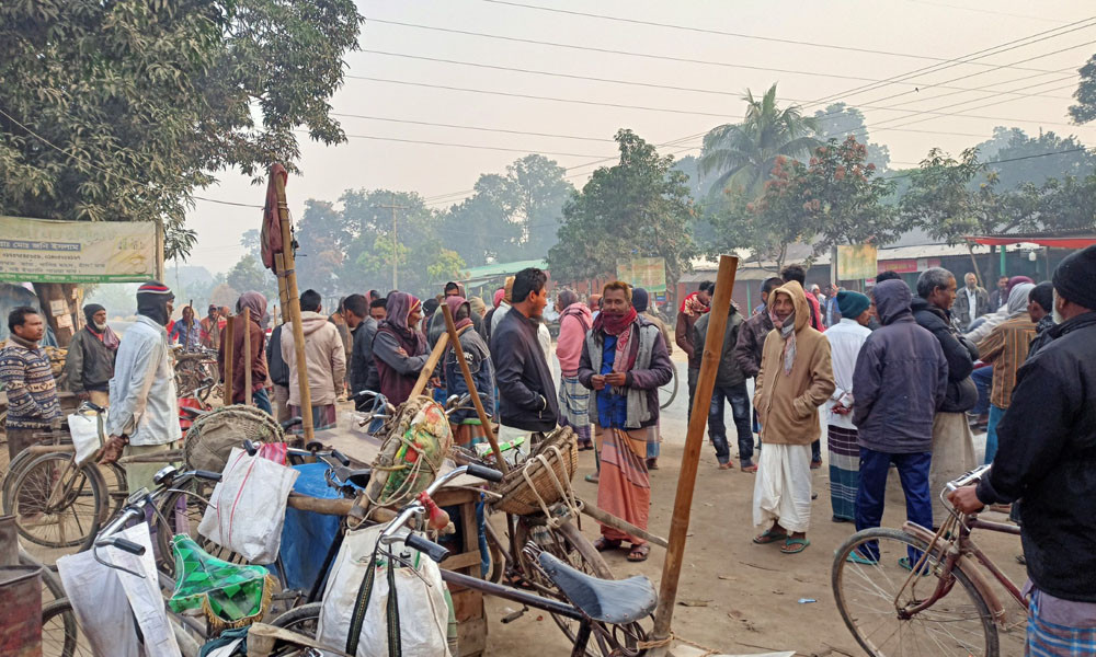 প্রতিদিন কামলা বিক্রির হাট বসে যেখানে