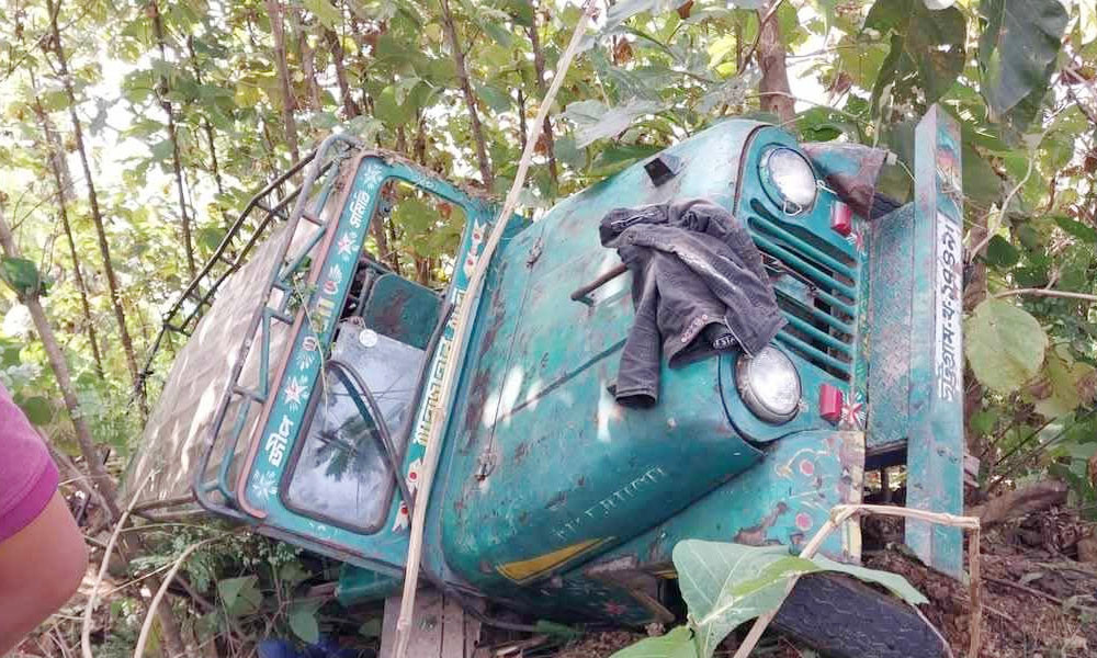 সাজেক থেকে ফেরার পথে পাহাড়ি খাদে পর্যটকবাহী যান