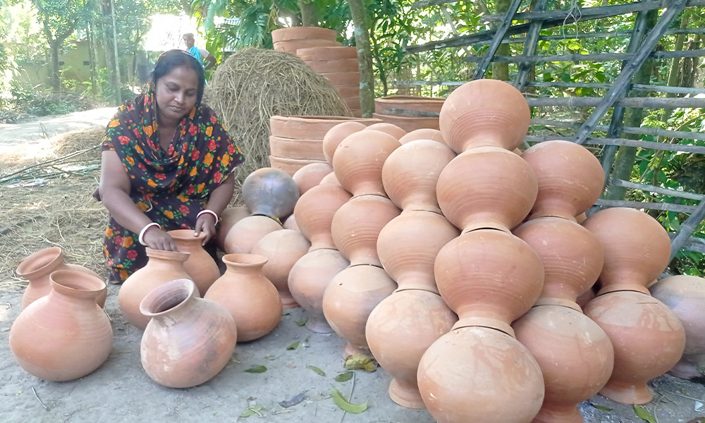 'এতে সুংসার চলে না, বাপ-দাদার পিশা কোন রহম ধরে রাহিছি'