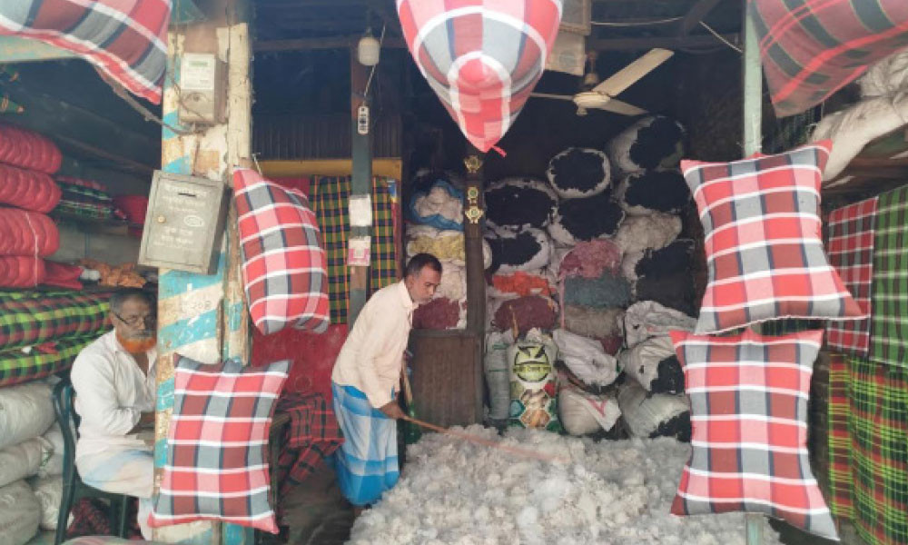 সুই-সুতায় তুমুল ব্যস্ত লেপ তোশকের কারিগররা