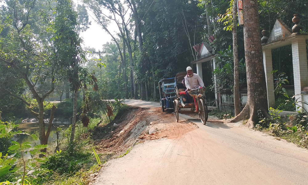 সড়ক ভেঙে খালে, যান চলাচল ব্যাহত