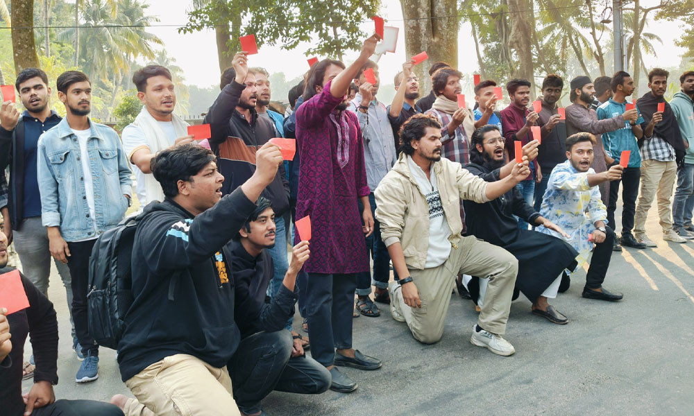 পোষ্য কোটাকে ‘লাল কার্ড’ দেখিয়ে রাবিতে বিক্ষোভ