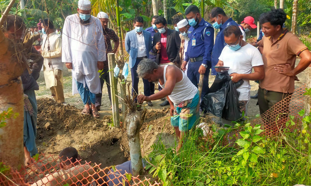 ১১ বছর পর শিবিরকর্মীর মরদেহ উত্তোলন, কবরে মিলল বুলেটসদৃশ বস্তু