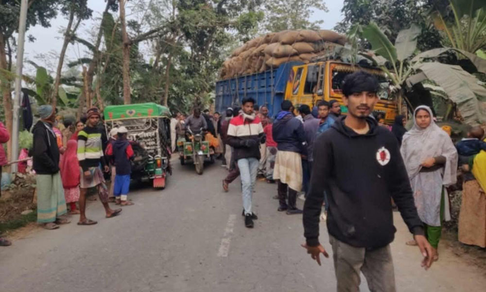 মান্দায় ট্রাকচাপায় ৩ মোটরসাইকেল আরোহীর মৃত্যু