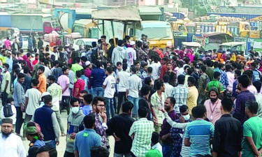 হাজিরা বোনাস বৃদ্ধির দাবিতে নারায়ণগঞ্জে শ্রমিকদের সড়ক অবরোধ