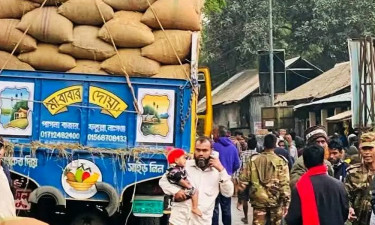 স্বামীর মোটরসাইকেল থেকে ছিটকে ট্রাকচাপায় স্ত্রীর মৃত্যু