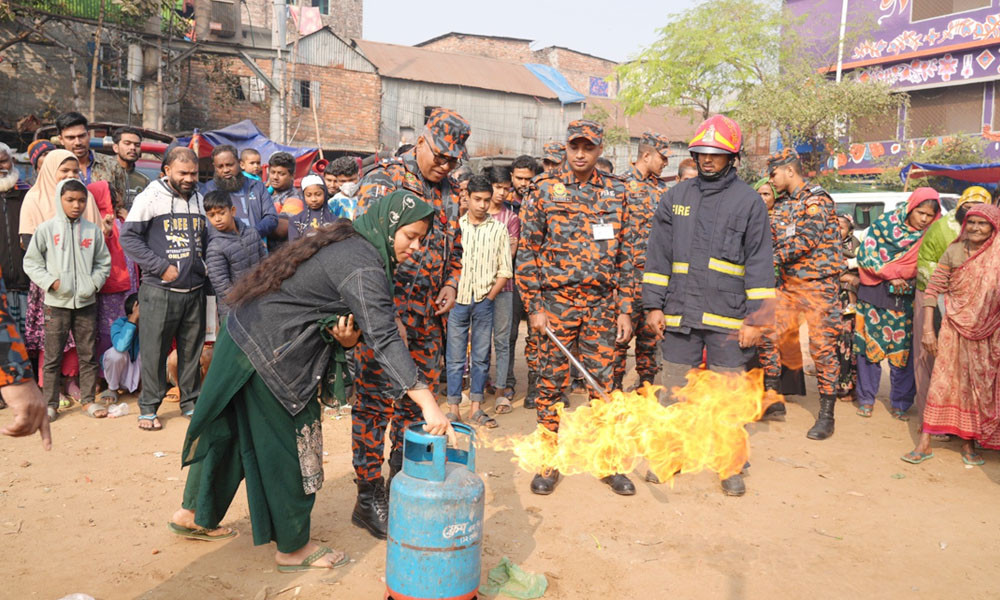 কড়াইল বস্তিতে অগ্নিকাণ্ডরোধে ফায়ার সার্ভিসের গণসংযোগ