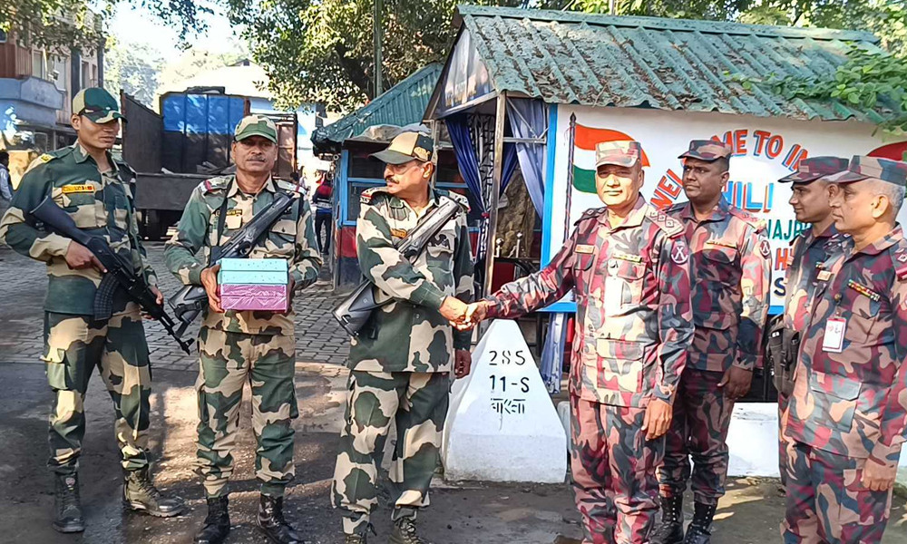 বিজয় দিবসে বিএসএফকে মিষ্টি দিয়ে বিজিবির শুভেচ্ছা