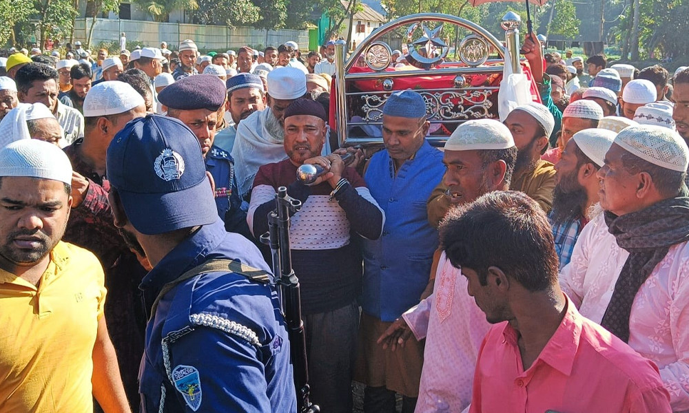 হাতকড়া নিয়েই কাঁধে মায়ের লাশ বইলেন যুবলীগ নেতা