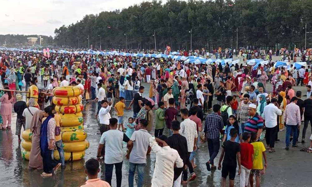 পর্যটকে টইটুম্বুর কক্সবাজার সৈকত