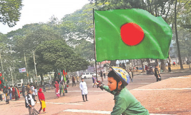 লাল-সবুজের পতাকা বিক্রি