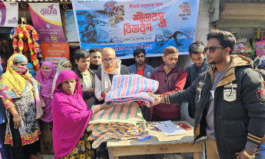 বিজয় দিবসে ঝিনাইদহে সুবিধাবঞ্চিতদের মাঝে শীতবস্ত্র বিতরণ